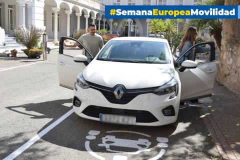 Dos trabajadores de la Universidad salen de un vehículo aparcado en las plazas reservadas a usuarios de Carpool en el Rectorado.